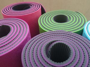 Träna yoga utomhus